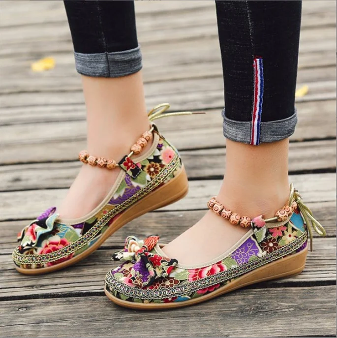 Vintage geborduurde geweven kanten stoffen schoenen uit Oud-Beijing met kralen, voor een unieke en elegante vintage stijl, comfortabel en authentiek.