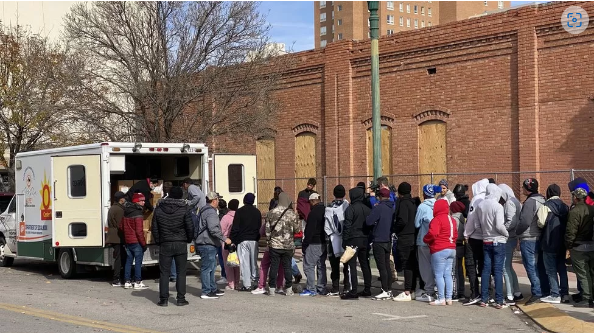 This food bank is feeding hundred of migrants a day