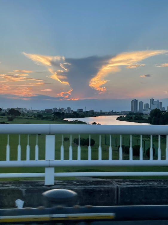 ランサーエボリューションの暑い海行きたい・オイル交換&エレメント交換・後２日で、盆休み・毎日暑くて、いっちゃってる🫠・不思議な形の夕方の雲に関するカスタム事例の投稿画像2枚目