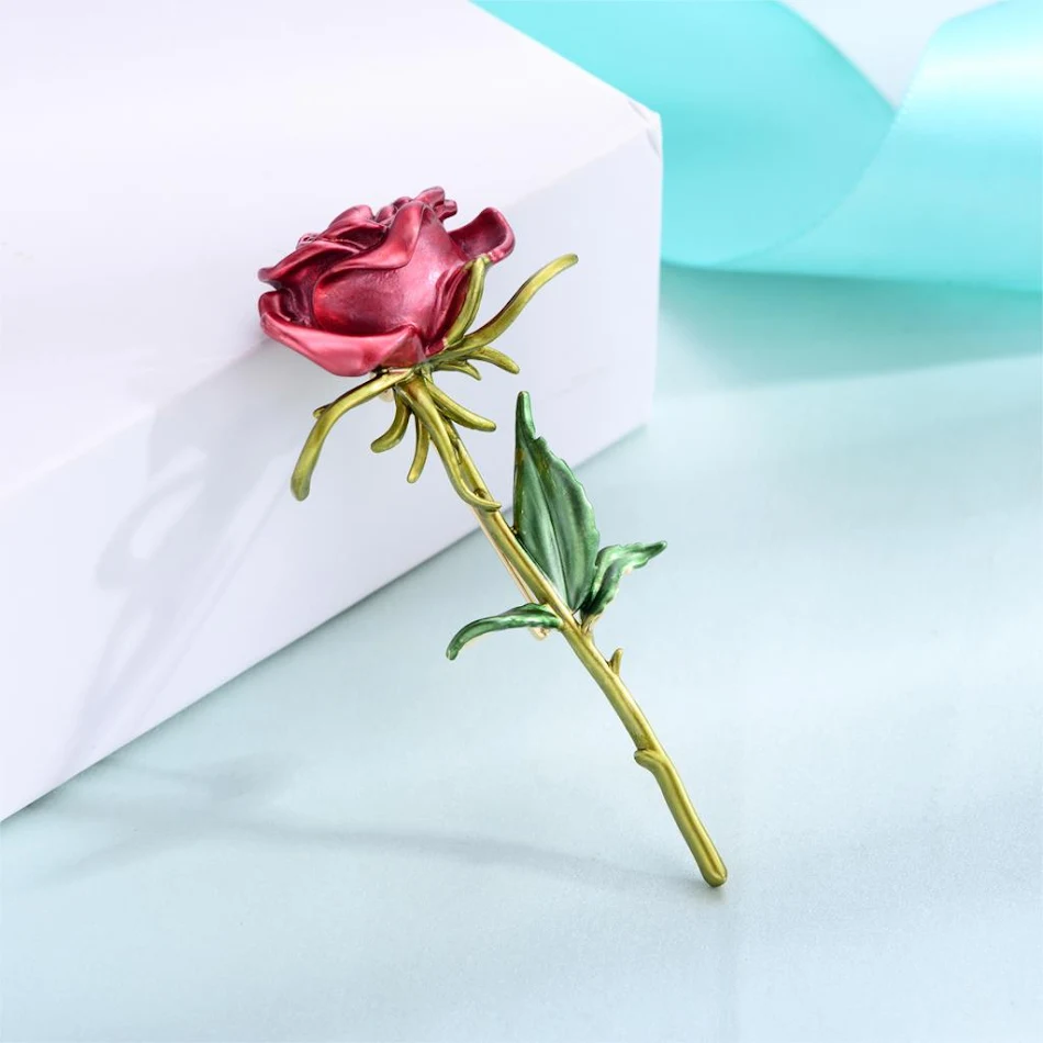 Elegante rozenbloem broche voor dames. Bloemige versiering voor revers, jassen en sjaals. Een modieus accessoire voor dagelijks gebruik en speciale gelegenheden.