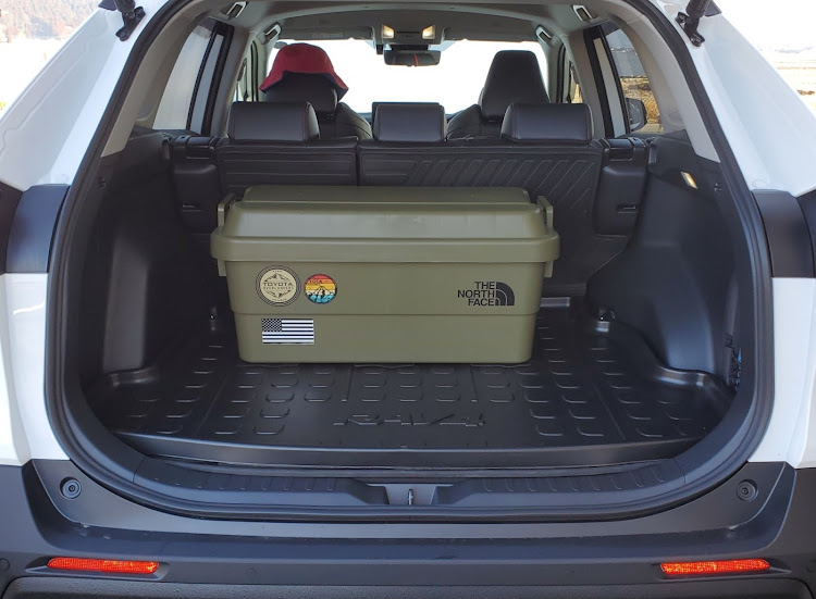 RAV4のｵﾌﾛｰﾄﾞﾊﾟｯｹｰｼﾞ2HEV・ラゲッジマット考察に関するカスタム事例の投稿画像1枚目