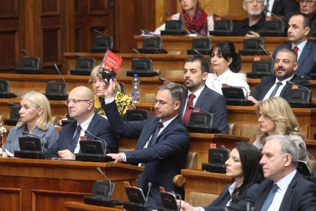 Skupština: Aleksić kaže da je Brnabićki mesto u zatvoru, Dačić tvrdi da će ojačati Parlament