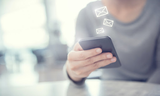 電話番号のみでやり取りできる SMS とは？ 概要や使い方、他のサービスとの違いを解説
