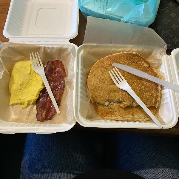 Gluten free banana and walnut pancakes with scrabbled eggs and turkey bacon 😋