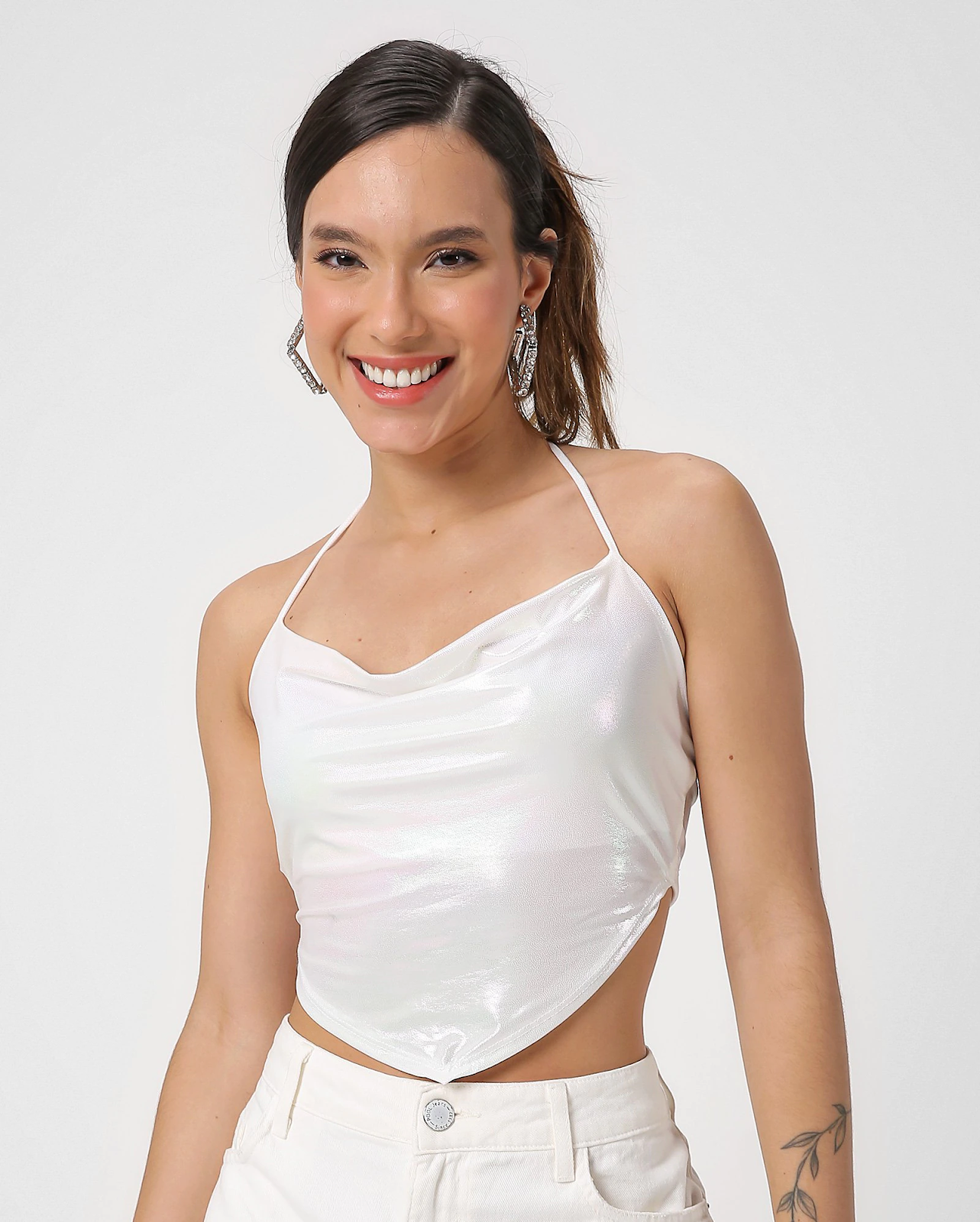 mulher usando um cropped holográfico frente única branco 