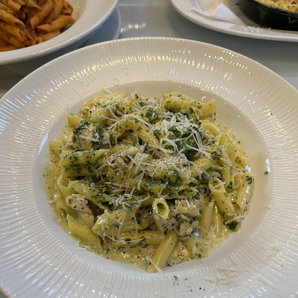 Pasta con pollo y pesto (chicken and pesto pasta)