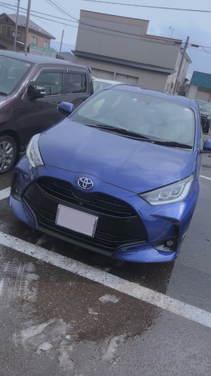 ヤリスのヤリス・ブルー・新車・バイカラーLEDフォグランプに関するカスタム事例の投稿画像1枚目