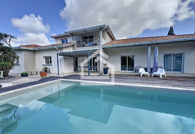 Villa with pool 3