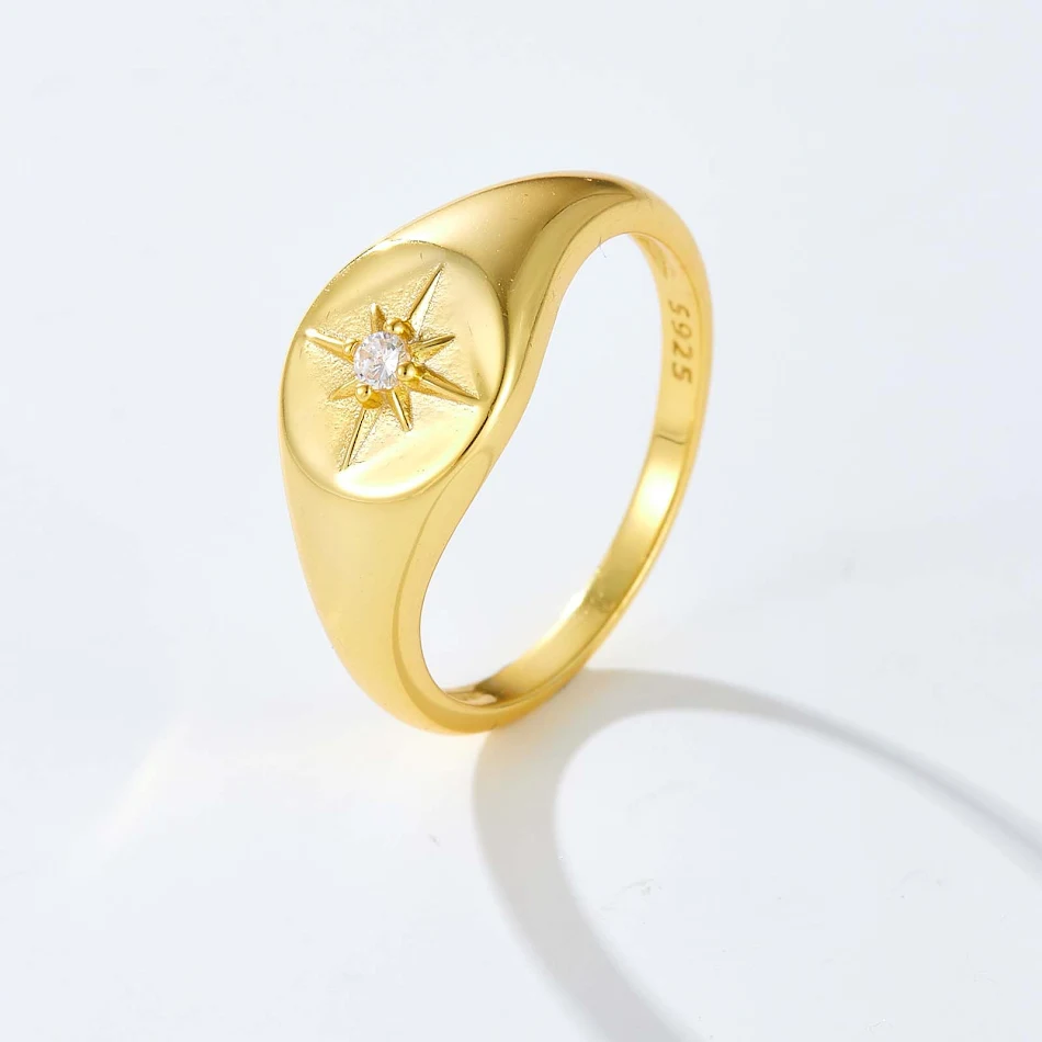 S925 verzilverde hartvormige zespuntige sterring. Een elegante ring die liefde en stijl combineert.