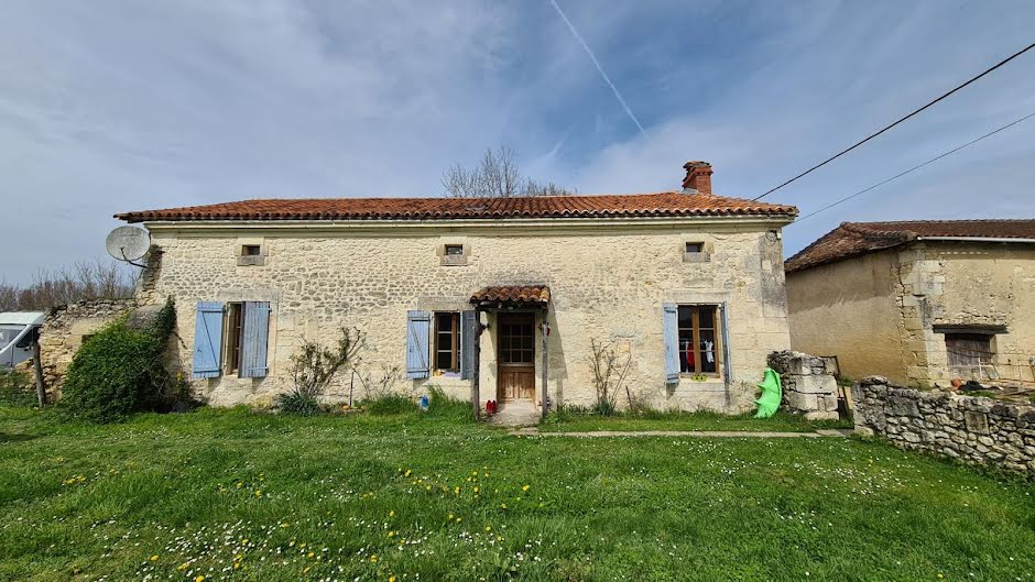 Vente maison   à Bonnes (16390), 290 000 €