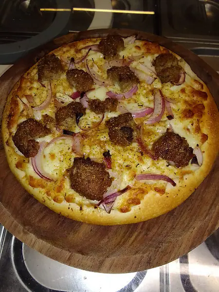 Flavoured Chicken Meatball Pizza