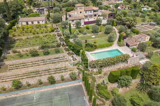 House with pool 2