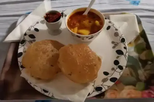 6 Plain Poori +aalu Ki Sabji