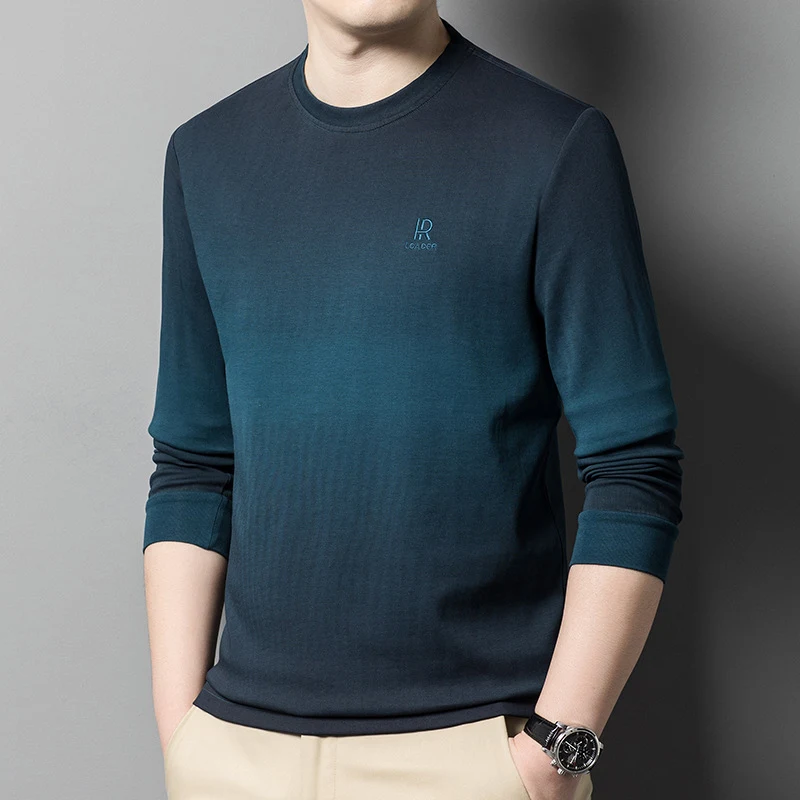 Camiseta manga longa masculina jovem e meia-idade, perfeita para uso diário. Conforto e estilo em uma peça versátil para diversas ocasiões.
