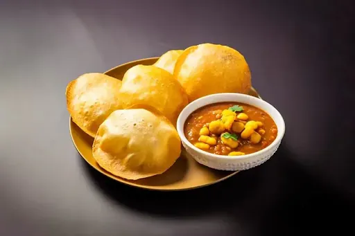 Chole [500 Ml] With 10 Poori And Salad