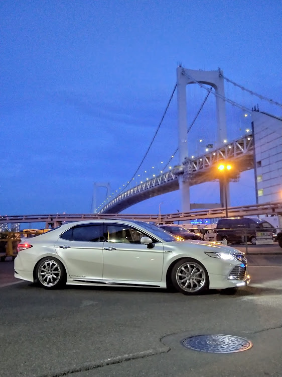 カムリのレインボーブリッジと愛車のコラボレーション・AXVH70カムリ、TRDフルエアロ、寒冷地仕様・今日は７０カムリ交流会・天候回復を祈るに関するカスタム事例の投稿画像1枚目