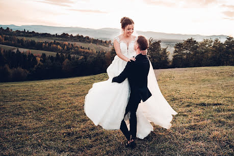 Fotógrafo de casamento Olga Sinoverska (synolya). Foto de 12 de março 2020