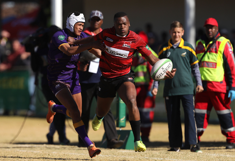 Siviwe Zondani of the EP Elephants attempts to get away from Juan-Roscoe Ruiters of the Griffons during their clash on day two of the SA Rugby U18 Craven Week.