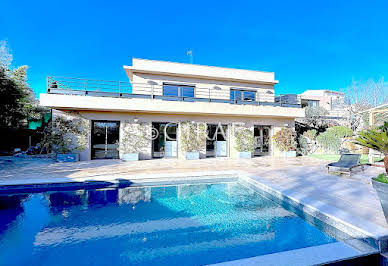 Villa avec piscine et terrasse 1