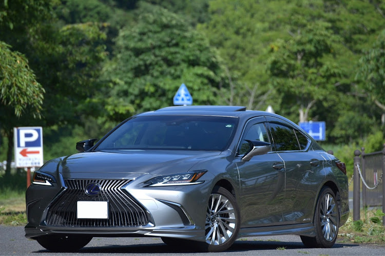 ESの#ES300h・バージョンL・ソニックチタニウム・ノイズリダクションホイール・TRDエアロに関するカスタム事例の投稿画像1枚目