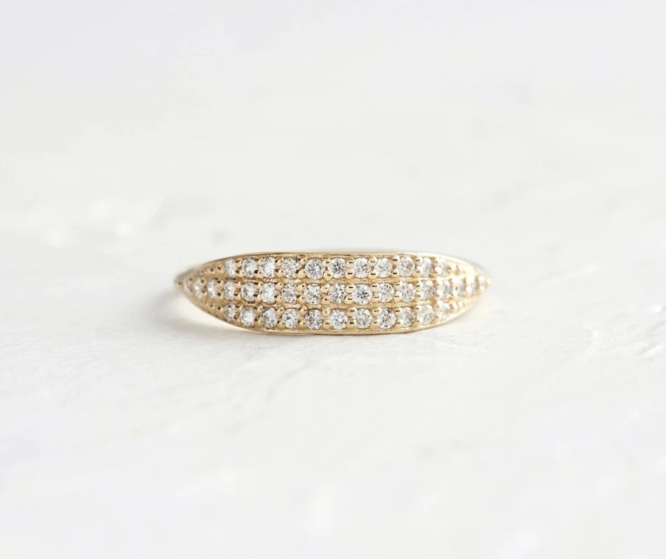 Bague en alliage de diamants fashion simple et passe-partout, idéale pour toutes les tenues. Un bijou élégant et intemporel pour un look parfait.