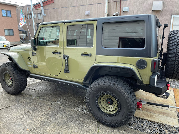 ラングラーアンリミテッドのコマンドグリーン・スタッドレス・冬支度・腰爆発しそうに関するカスタム事例の投稿画像1枚目