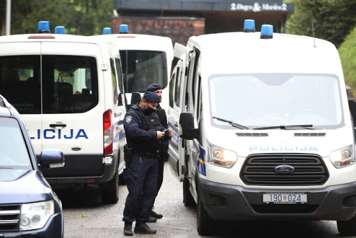 Ispred Vlade Hrvatske ranjen policajac, napadač izvršio samoubistvo. Osumnjičen 22-godišnjak (VIDEO)
