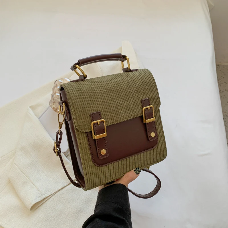 Sac à dos en velours côtelé parfait pour Instagram. Style rétro et fonctionnalité combinés pour transporter vos essentiels avec élégance.