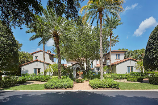 House purchase in Naples (United States) - White villa with palm trees and garden