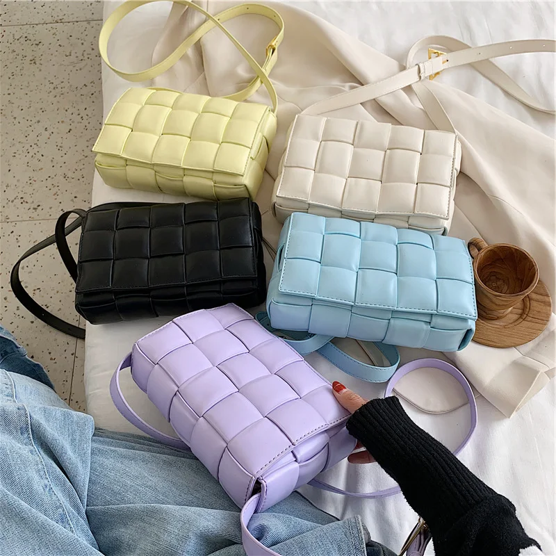 Personalized woven small square shoulder messenger bag, a stylish and practical everyday bag for carrying your essential