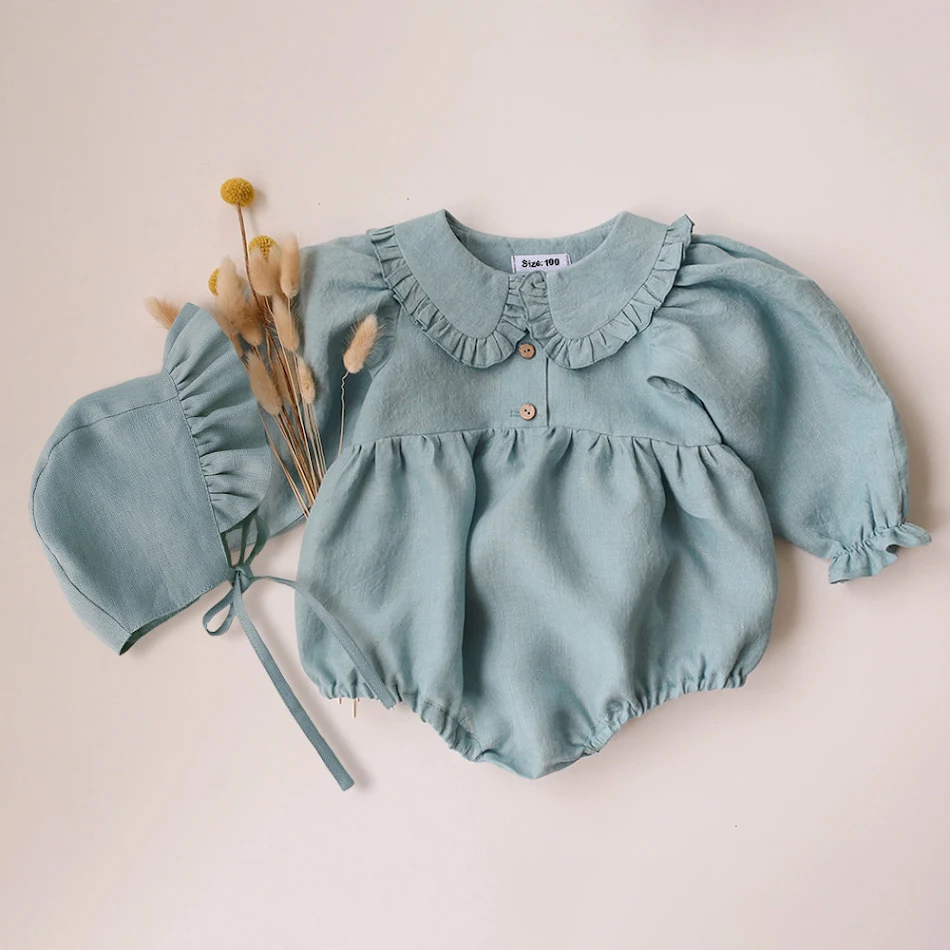 Ensemble Bébé Romper en Coton et Lin avec Col en Dentelle et Chapeau. Combinaison Onesie respirante et élégante, parfaite pour les journées chaudes de votre bébé.