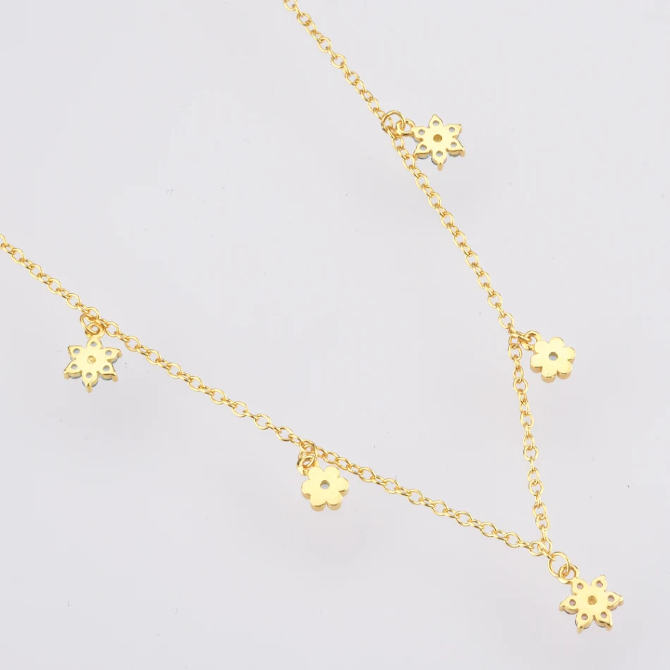 Colar DOCARE de prata esterlina S925 com contas azuis de zircônio e design floral. Adicione um toque de elegância e sofisticação ao seu visual.