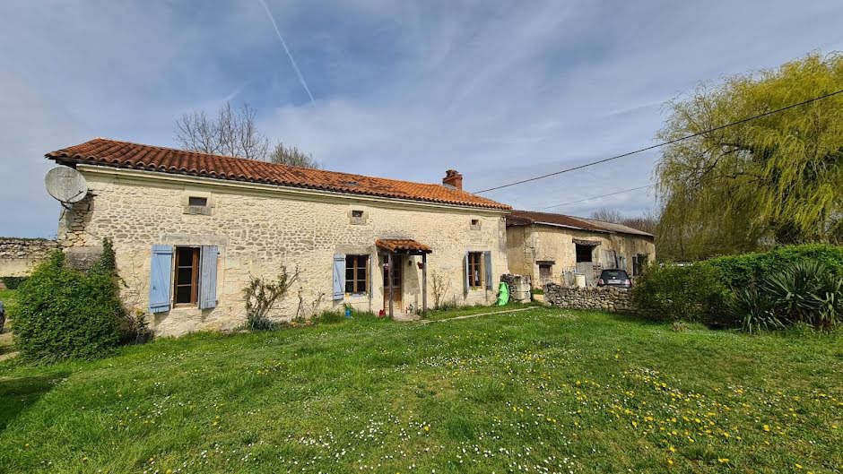 Vente maison   à Bonnes (16390), 290 000 €