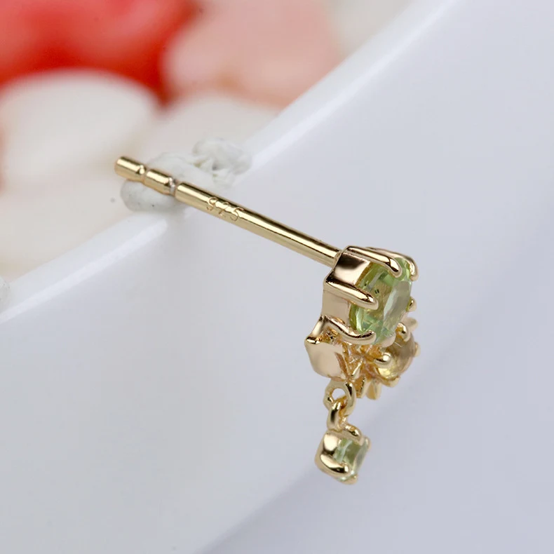 Pastorale stijl smaragd groene bloem oorbellen S925 zilver, blad vorm, all-matching. De perfecte oorbellen voor een natuurlijke en elegante look.