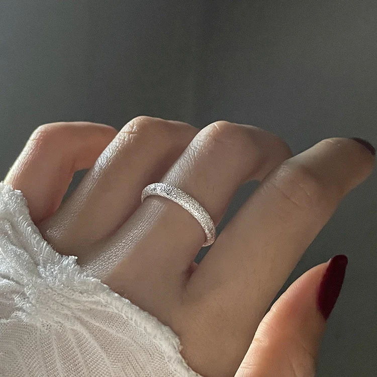 Bague All-Star Frosted Bright pour femme. Un éclat givré pour sublimer votre style. Parfaite en toute occasion, elle illumine votre main.