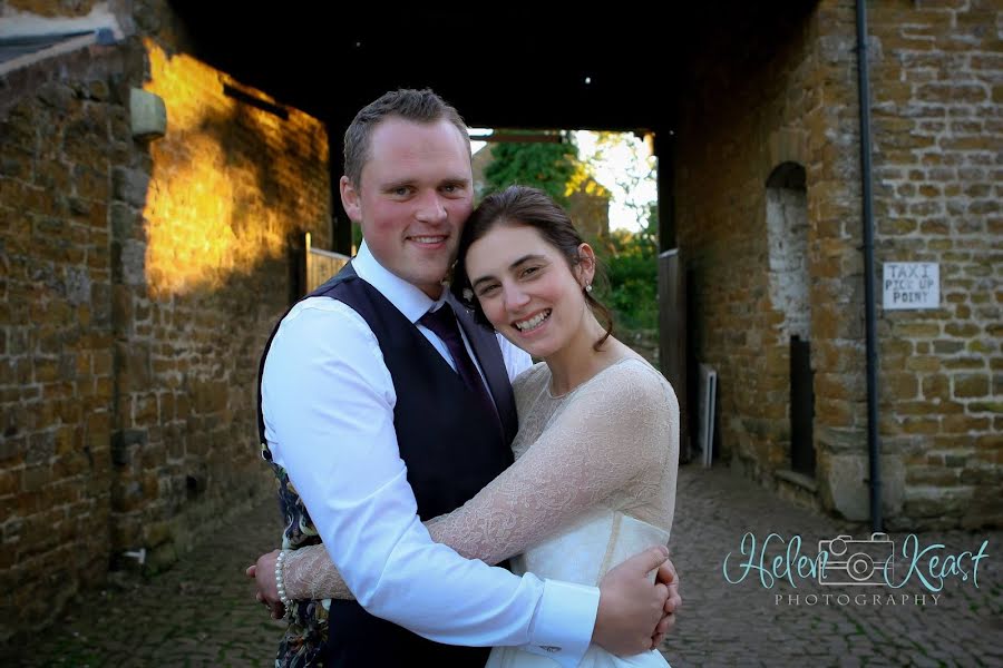 Fotografo di matrimoni Helen Keast (helenkeastphoto). Foto del 2 luglio 2019