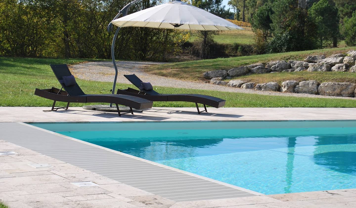 Vineyard with pool and outbuildings Bordeaux