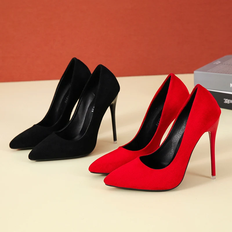 Title 3, Fijne hakpuntige pumps voor dames. Stijlvolle e...