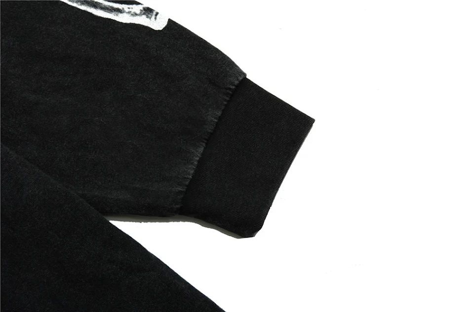 Camiseta manga longa masculina com estampa de coração de esqueleto, confortável e estilosa, ideal para um visual moderno e despojado.