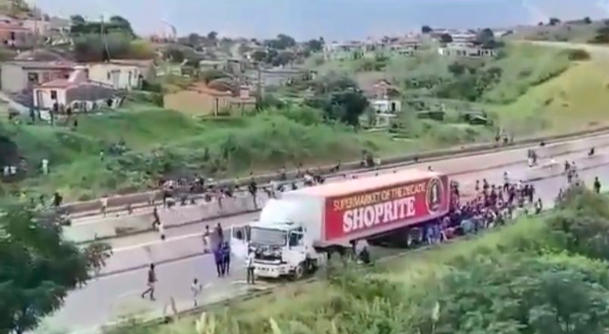 A screenshot of a video which shows a mob looting a Shoprite truck in Durban