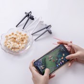 Đũa Kẹp Ngón Tay Gắp Thức Ăn Khi Chơi Game Chống Bẩn Tiện Dụng