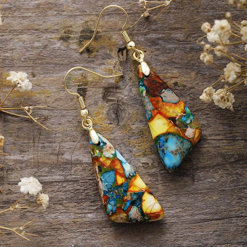 Orecchini triangolari da donna in pietra naturale Emperor Stone, design unico, eleganza senza tempo, per un look raffinato.