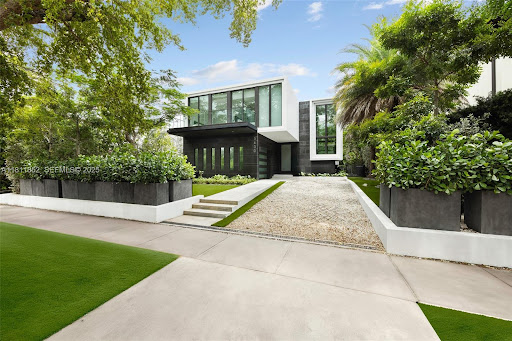 Maison avec piscine et jardin 4