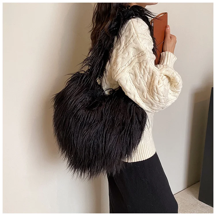 Bolsa de ombro feminina Plush Retro Love. Macia e charmosa, com design retrô para um visual romântico e elegante. Perfeita para diversas ocasiões.