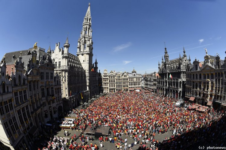 La Grand Place de Bruxelles est déjà remplie, des écrans géants pour compenser