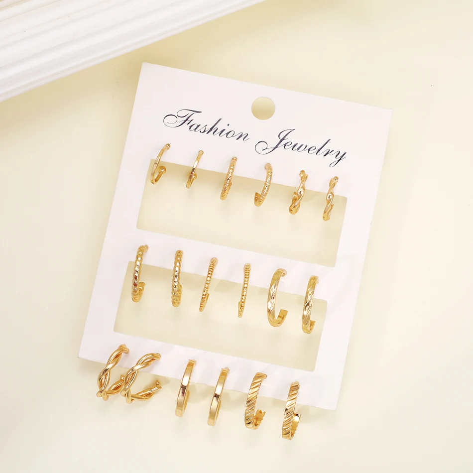 Boucles d'oreilles torsadées dorées créatives et tendance. Un accessoire élégant pour sublimer votre look quotidien et ajouter une touche de glamour.