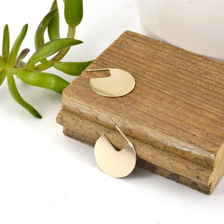 Brincos de botão geométricos em prata 925, modernos e estilosos. Perfeitos para uso diário, leves e confortáveis, complementam seu visual.