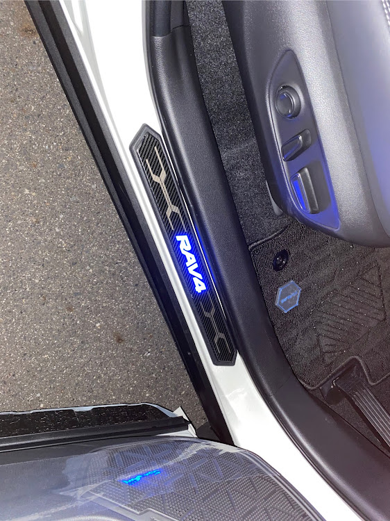 RAV4のスカッフプレート・DIYに関するカスタム事例の投稿画像1枚目