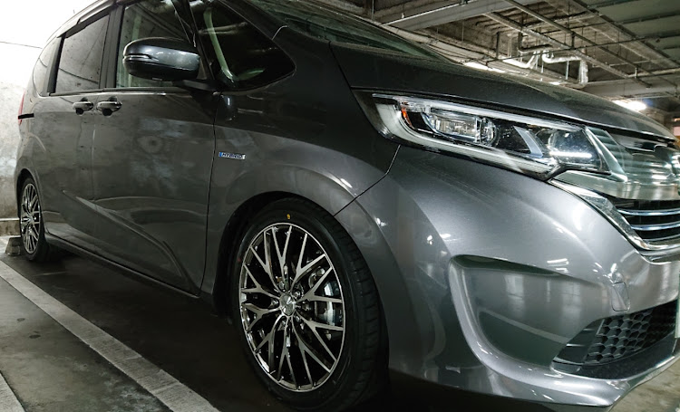フリードの車高調整・タイヤ交換・ホイール交換に関するカスタム事例の投稿画像1枚目