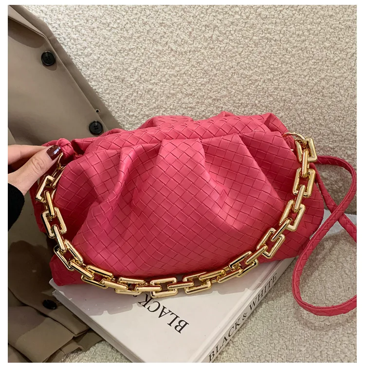 Sac à bandoulière simple pour femme avec chaîne, porté à l'épaule ou sous le bras. Élégant et fonctionnel, idéal pour vos essentiels au quotidien.